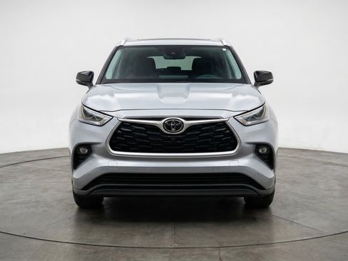 Used 2025 Toyota Highlander XSE image 2