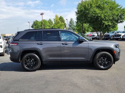 Used 2025 Jeep Grand Cherokee Altitude AWD/4WD image 2