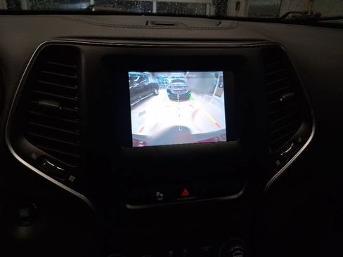 Used 2019 Jeep Cherokee Latitude Plus w/ Comfort/Convenience Group AWD/4WD image 13
