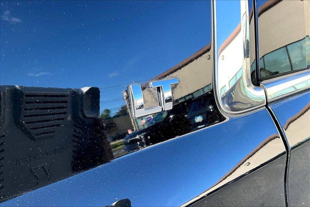 Used 2017 Chevrolet Suburban LT AWD/4WD image 21