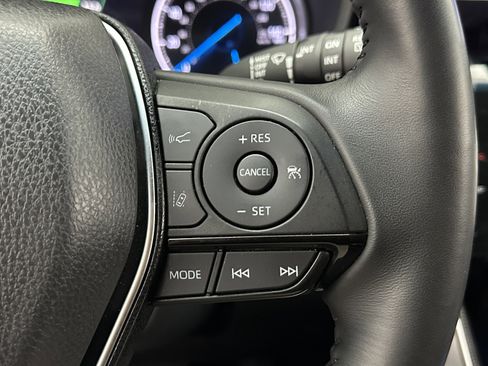 Used 2023 Toyota Venza XLE image 16