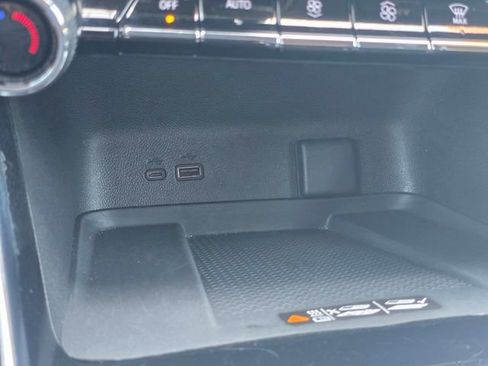 Used 2025 Chevrolet Traverse LT FWD image 25
