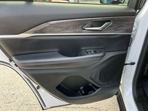 Used 2023 Jeep Grand Cherokee Limited image 23