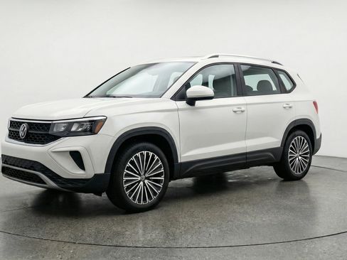 Used 2025 Volkswagen Taos SE image 3