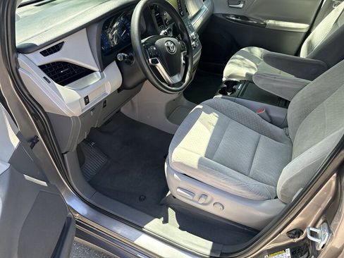 Used 2020 Toyota Sienna LE FWD image 17