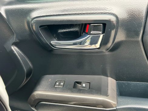 Used 2017 Toyota Tacoma TRD Off-Road image 29