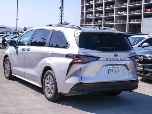 Certified 2023 Toyota Sienna XLE FWD image 6