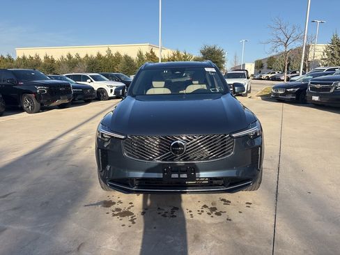 Used 2025 Volvo XC90 B6 Plus image 2