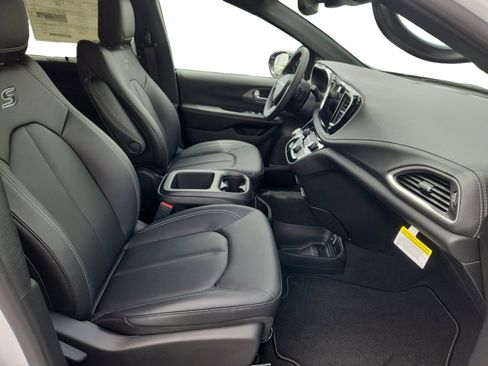 New 2026 Chrysler Pacifica Select image 14