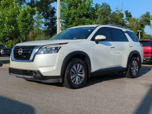 Used 2023 Nissan Pathfinder SL AWD/4WD image 2
