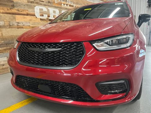 Used 2026 Chrysler Pacifica Limited w/ Uconnect Theater Family Group AWD/4WD image 5