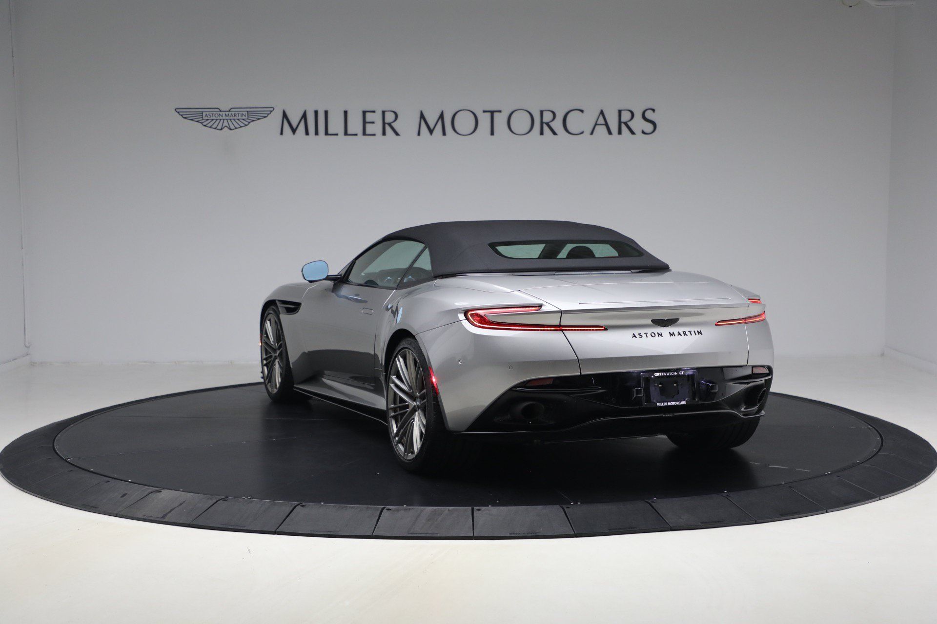 Used 2024 Aston Martin DB12 Convertible RWD image 18