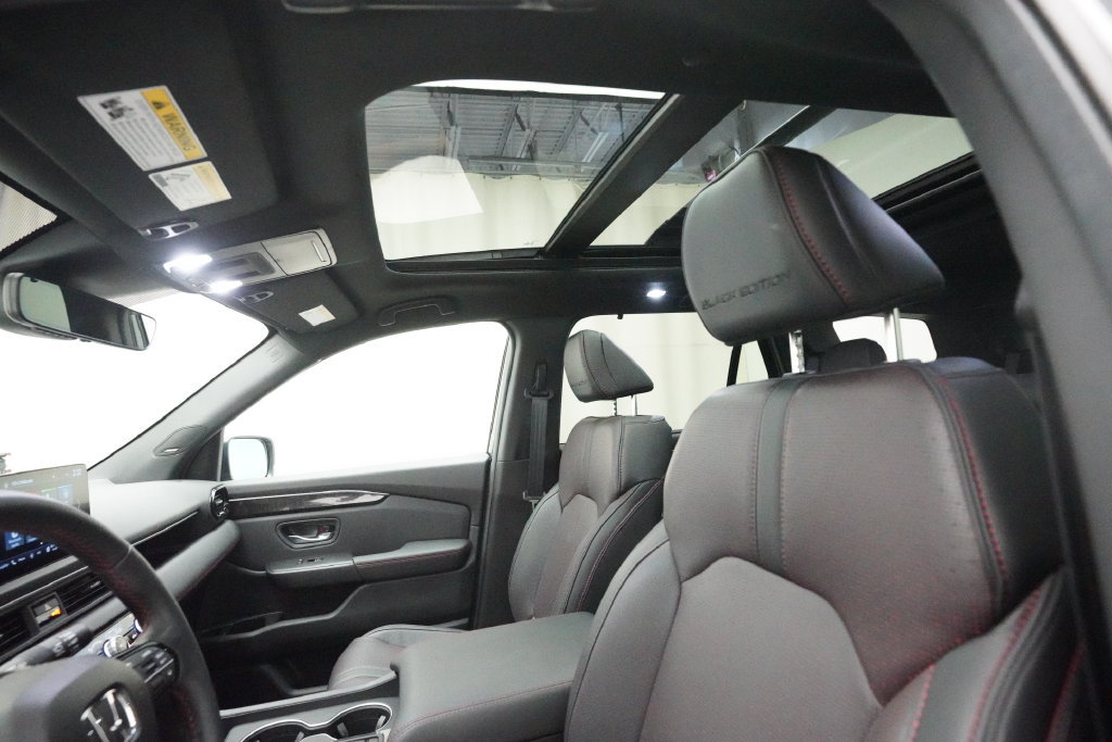 Certified 2025 Honda Pilot Black Edition image 32