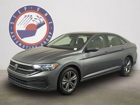 Used 2024 Volkswagen Jetta SE FWD image 2