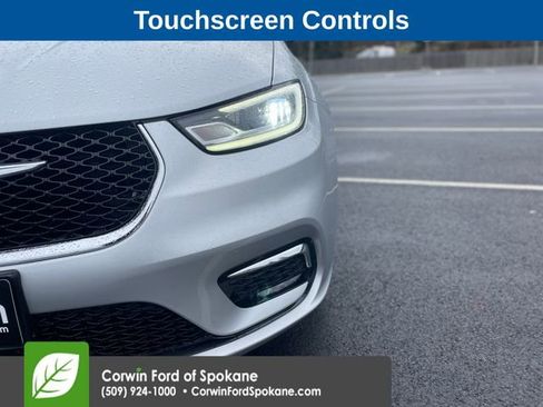 Used 2024 Chrysler Pacifica Touring-L image 8