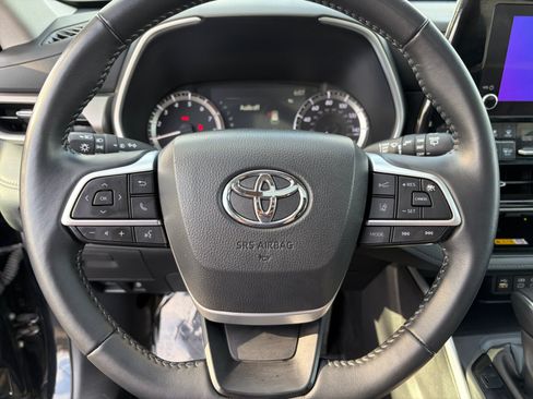 Used 2025 Toyota Highlander XLE AWD/4WD image 12