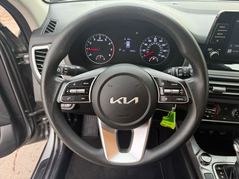 Used 2023 Kia Seltos LX image 2