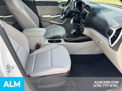 Used 2025 Kia Soul LX w/ LX Technology Package FWD image 15