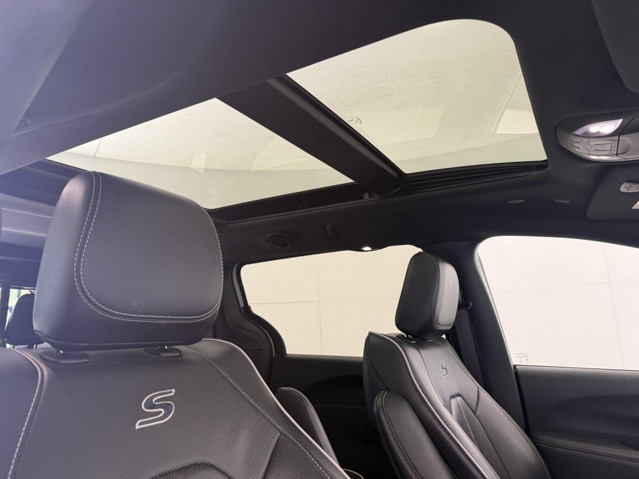Used 2023 Chrysler Pacifica Limited w/ S Appearance Package FWD image 13