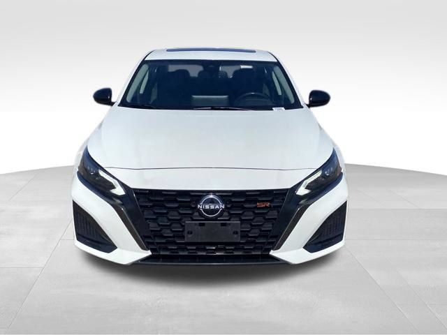 Used 2023 Nissan Altima 2.5 SR AWD/4WD image 2