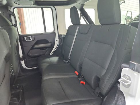 Used 2018 Jeep Wrangler Unlimited Sahara image 29