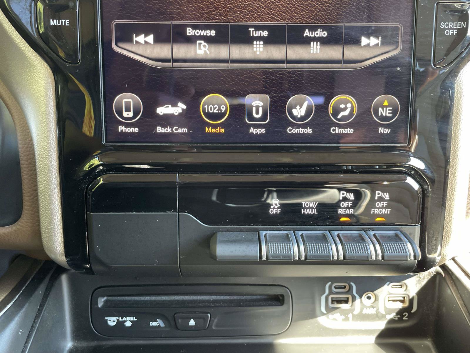 Used 2019 RAM 1500 Laramie AWD/4WD image 29