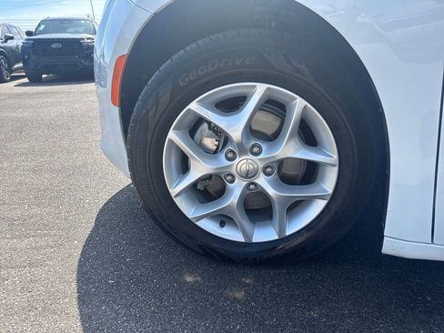 Used 2018 Chrysler Pacifica Touring Plus w/ Tire & Wheel Group FWD image 30