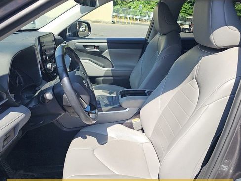 Used 2021 Toyota Highlander XLE AWD/4WD image 6