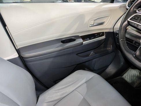 Used 2021 Toyota Sienna XLE w/ XLE Plus Package image 35