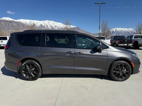 Used 2023 Chrysler Pacifica Touring-L w/ S Appearance Package image 2