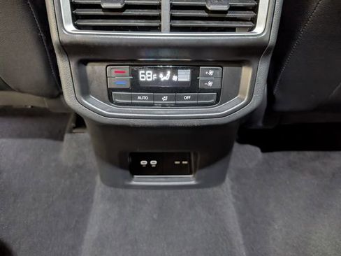 Used 2025 Volkswagen Atlas SE AWD/4WD image 11