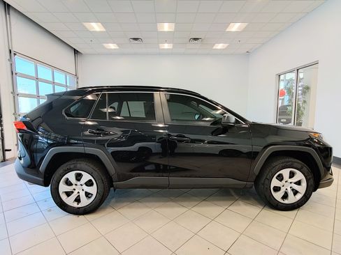 Used 2021 Toyota RAV4 LE AWD/4WD image 2