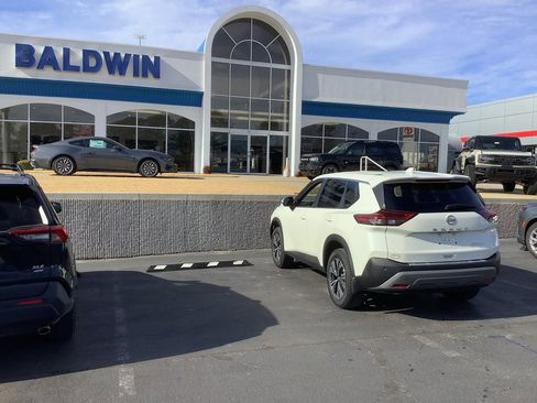 Used 2023 Nissan Rogue SV image 5