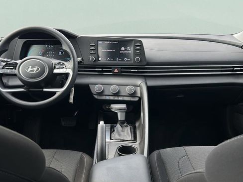 Certified 2025 Hyundai Elantra SE image 15