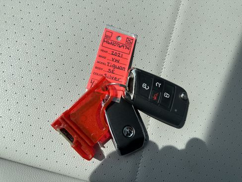 Used 2021 Volkswagen Tiguan SE AWD/4WD image 36