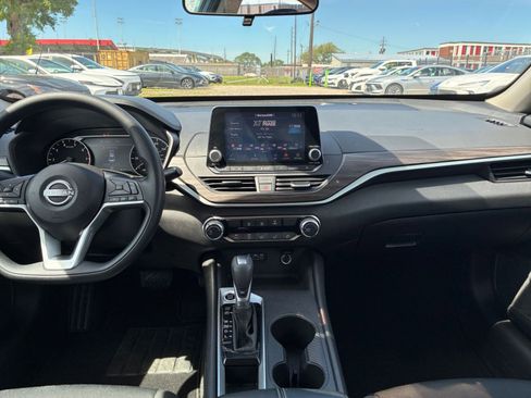 Used 2025 Nissan Altima 2.5 SV FWD image 14