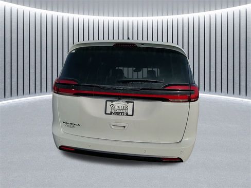 New 2026 Chrysler Pacifica Select image 10