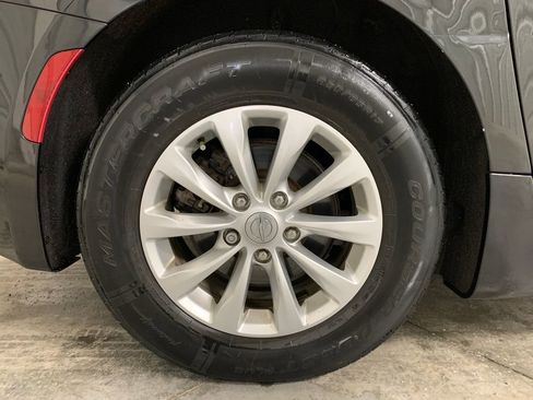 Used 2018 Chrysler Pacifica Touring-L Plus image 29