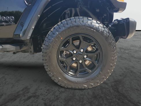Used 2023 Jeep Gladiator Sport AWD/4WD image 6