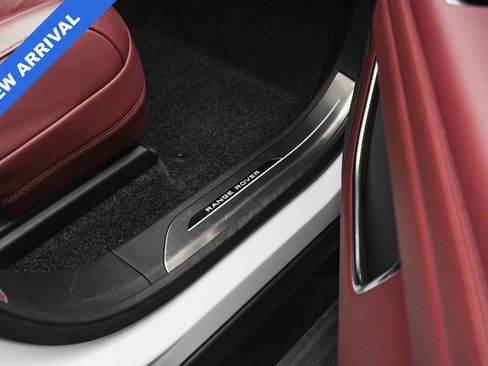 Used 2025 Land Rover Range Rover SE image 47