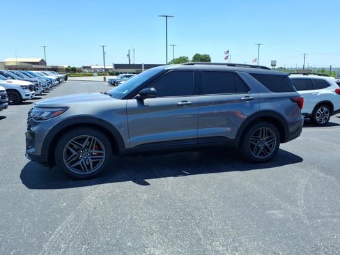 Used 2025 Ford Explorer ST AWD/4WD image 3