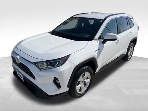 Used 2021 Toyota RAV4 XLE AWD/4WD image 2