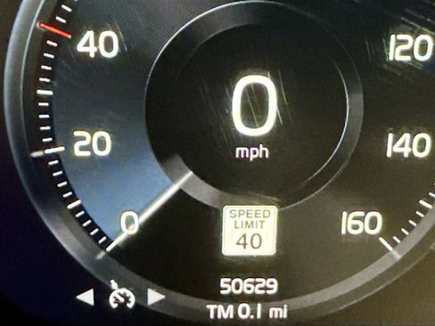 Used 2021 Volvo XC40 T5 R-Design w/ Climate Package image 13