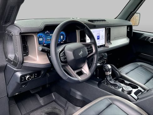 Certified 2025 Ford Bronco Outer Banks w/ Sasquatch Package AWD/4WD image 18