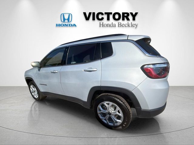 Used 2025 Jeep Compass Latitude AWD/4WD image 3