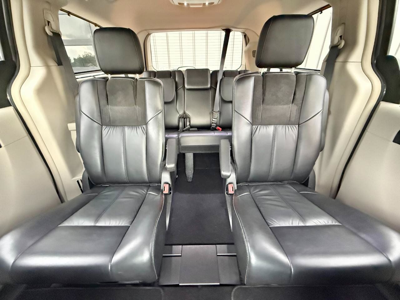 Used 2016 Chrysler Town & Country Limited Platinum w/ Trailer Tow Group FWD image 14