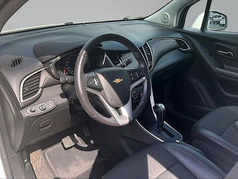 Used 2022 Chevrolet Trax LT w/ LT Convenience Package image 14