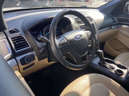 Used 2017 Ford Explorer Limited image 9
