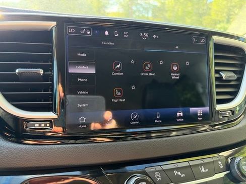 Used 2024 Chrysler Pacifica Touring-L FWD image 20