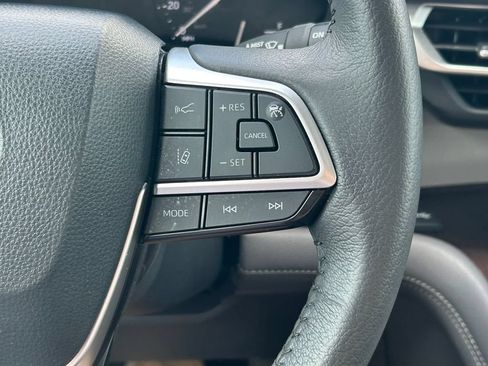 Used 2024 Toyota Sienna XLE FWD image 39